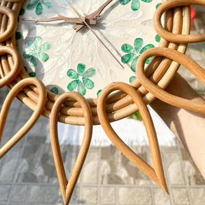 Horloge suspendue en rotin au design unique pour la décoration murale horloges murales naturelles fabriquées au Vietnam - Product Image 6
