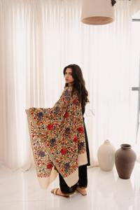 Écharpe en velours kashmiri traditionnelle vibrante, pièce de mode d'hiver, broderie paisley, solide, respirante, fines franges, polyester - Product Image 6