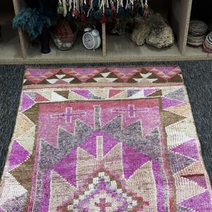 Tapis vintage, petit tapis turc de 2,8 x 9,3 pieds, tapis géométrique Herki rose arc-en-ciel - Product Image 4