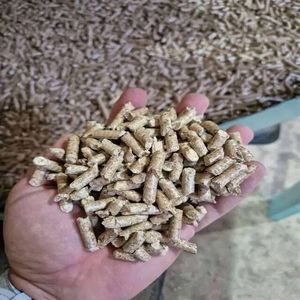 Pellets de madera de pino puro de 6-10mm, sistema de calefacción de combustible de biomasa, briquetas, aserrín, bolsa con patrón de polvo, chips empaquetados, venta a granel - Product Image 1