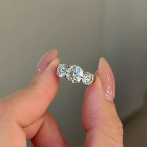 เครื่องประดับเจ้าสาวสุดคลาสสิก สง่างาม ไม่เคยล้าสมัย แหวนหมั้นเพชรทรงกลม 1.5 กะรัต เพชรเลี้ยงในห้องปฏิบัติการ ประดับเพชรสามเม็ด ทอง 14K - Product Image 1