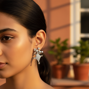 Boucles d'oreilles tendance pour femmes, style nœud religieux en argent, avec zircone cubique et perle, style créole, en laiton plaqué rhodium - Product Image 1