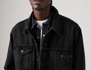 Vente en gros Veste en jean pour garçons Veste pour homme en denim noire à rabat boutonnée, couleur unie, déchirée - Product Image 5