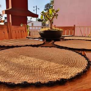 Set de table en raphia fait à la main de Madagascar ensemble de six artisanat naturel coloré pour la décoration de la maison, cadeau de table de salle à manger - Product Image 6