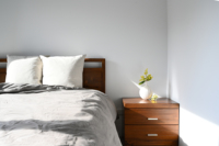 Table de chevet en teck moderne au design nordique, durable, confortable, avec 2 tiroirs, meubles de chambre à coucher, bois légal indonésien, pour la maison et l'hôtel