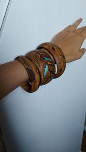 Juego de brazaletes de madera marrones de tamaño estándar hechos a mano Aspecto étnico clásico Acabado liso Uso diario para mujer Ideas de regalo Ángel pulido - Product Image 3