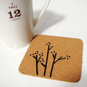 Elegante juego de posavasos de madera elaborado con madera de alta calidad diseñado para garantizar la colocación segura de bebidas calientes - Product Image 3