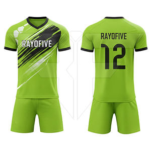 Nouvelle conception de maillots de football personnalisés respirants et imprimés, uniformes d'équipe de haute qualité avec logo et nom d'équipe personnalisés - Product Image 3