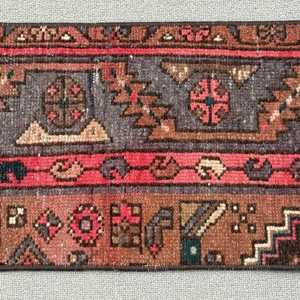 Tapis turc 1x2,9 pieds, petit tapis vintage, tapis en laine à carreaux rouge brun - Product Image 3