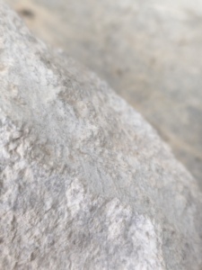 La pirofilita para compuestos de fibra de vidrio reduce el agrietamiento superficial en paneles expuestos, manteniendo la durabilidad estructural. - Product Image 5