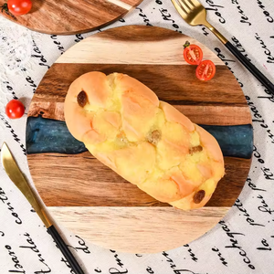 Planche à découper de cuisine en bois d'acacia personnalisable avec finition en résine époxy, style rivière, planche culinaire et de service - Product Image 4