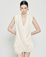 Robe de soirée en sequins nude éthéré, associée à une jupe longue en organza de soie fluide, fabriquée au Vietnam