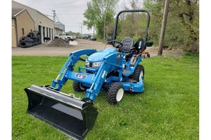 Tracteur utilitaire LS Tractor MT125 avec tondeuse à montage central de 60 pouces offrant un excellent contrôle et une grande durabilité - Product Image 2