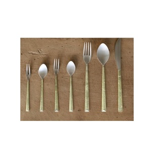 Juego de cubiertos de metal de la mejor calidad Juego de cubiertos de diseño chapado en oro con mango de diseñador para el hogar y la cocina - Product Image 2
