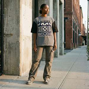 Camiseta de algodón 100% de 240 g/m² para mujer, personalizada al por mayor, con estampado 3D en relieve, logotipo bordado, efecto desgastado, corte holgado y patchwork. - Product Image 2