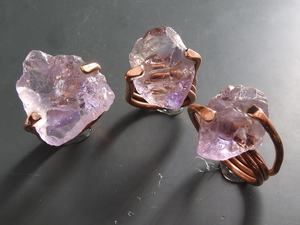 อเมทิสต์ พลอยดิบธรรมชาติ หุ้มทองบนทองแดง ปรับขนาดได้ ของขวัญสำหรับเธอ เครื่องประดับแฟชั่น แบบเดียวเท่านั้น - Product Image 5