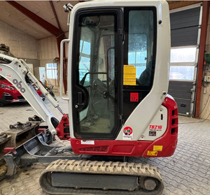 Miniexcavadora Takeuchi TB216 Diésel con Orugas, Aprobación EPA CE, Motor Yanmar, Bomba Huade, Caja de Cambios, ROPS Abierto, Cucharón con Pernos, 4.56 Toneladas - Product Image 1