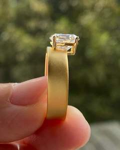 Anillo de compromiso de diamante cultivado en laboratorio de 1.50 ct con corte OMC antiguo, oro amarillo macizo de 14K, banda ancha de boda con corte europeo antiguo tipo cojín - Product Image 4