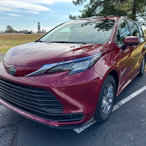 Sienna LE 2021 Usada en Buen Estado, Volante a la Izquierda - Product Image 1