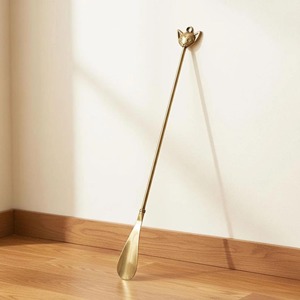 Elegante Soporte Decorativo con Diseño de Cara de Gato, Elaborado con Acabado Dorado, Ideal para Decoración del Hogar y Regalos, Hecho a Mano en India - Product Image 2