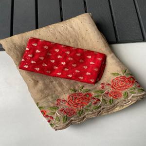 Sari VASTRA COTTAGE de georgette de satén puro con bordado de motivos en toda la prenda, hermoso borde de encaje y blusa Bandhani en contraste. - Product Image 4