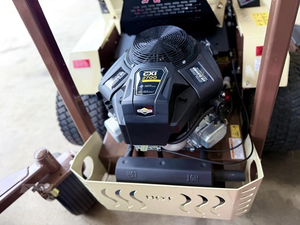 Tondeuse autoportée professionnelle Grasshopper 127V 61 pouces à braquage zéro, 27 CV Briggs & Stratton CXi, transmission hydraulique Parker - Product Image 5