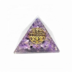 Puces d'améthyste Shree Yantra Symbole Orgone Pyramide Énergie Vente en gros Crystal Crafts EMF Protection Résine Cuivre Méditation Pyramide - Product Image 1