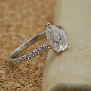 แหวนเพชรประกายชวนให้หลงใหลในห้องปฏิบัติการ14K ประกายมุกทอง VVS2ตัด IGI ได้รับการรับรองเครื่องประดับแต่งงานหมั้น - Product Image 1