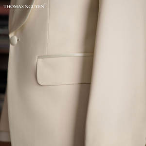 Un smoking pour homme sur mesure en deux pièces, blanc argenté clair, comprenant une veste et un pantalon, de la collection de mariage, Vietnam. - Product Image 4