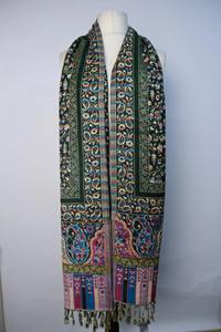 ผ้าคลุมไหล่ฤดูหนาวสไตล์แคชเมียร์ พร้อมลายปักสีขาวอย่างประณีต ผลิตจากโพลีเอสเตอร์ ลายเรียบง่าย อุ่นสบายและมีสไตล์ - Product Image 4