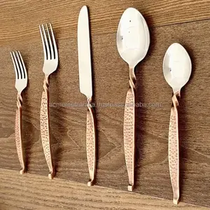 Ensemble de couverts en acier inoxydable avec poignée en laiton élégant parfait pour les ustensiles de cuisine à la maison et les accessoires de vaisselle élégants - Product Image 6