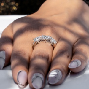 แหวนหมั้นเพชรรูปหัวใจ 3.27 กะรัต ประดับเพชรสามเม็ด สำหรับผู้หญิง ทอง 14K ขนาด 6.5US - Product Image 5