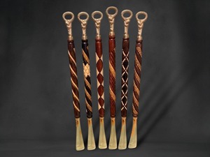 Rehausseur de chaussures en bois et métal de qualité supérieure, au design unique, pour un accès confortable aux chaussures et une présentation élégante, avec une utilisation durable - Product Image 5