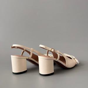 Escarpins de créateur pour femme à talons bas, bout rond, avec bride arrière, boucles, décorations métalliques, patchwork et nœud avant, style slingback, type sandales habillées - Product Image 2