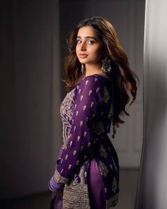 Hermoso traje sharara de color púrpura de tendencia en tela Georgette con bordado en la parte delantera y trasera Festival Diwali - Product Image 2