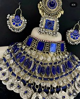 Ensemble de bijoux afghans Kuchi bleu royal avec un collier imposant orné de grandes pierres carrées et des boucles d'oreilles assorties
