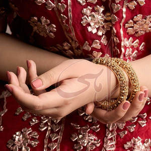 Brazaletes Elegantes y de Estilo Real en Tono Dorado para tu Colección de Joyas - Product Image 2