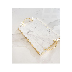 Plateau de service rond en marbre blanc de luxe avec poignées élégantes en métal doré Plateau de comptoir de cuisine élégant pour les mariages - Product Image 4