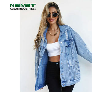 Veste en jean bleu clair surdimensionnée avec boutons argentés, poches poitrine, poches latérales et manches longues pour le streetwear - Product Image 1