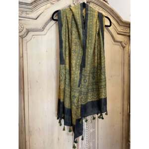 Bufanda Larga de Seda Ajrakh Tussar con Estampado a Mano, Diseño de Diseñador, Material Satinado, Multifuncional, para Verano e Invierno, Color Cúrcuma - Product Image 2