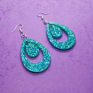 Boucles d'oreilles créoles en résine Multicolore Trendy Fashion Statement Boucles d'oreilles papillon en résine Bijoux légers inspirés de la nature - Product Image 4