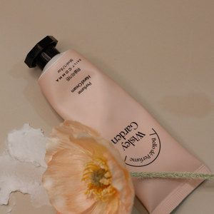 Crema de Manos Hidratante Floral Daily Comma Belle De Parfum 50ml con Ingredientes de Manzanilla, Aguacate, Rosa y Cereza, Nutritiva - Product Image 4