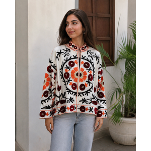 Veste en coton brodée Suzani faite à la main, matelassée, à fleurs, ouverte sur le devant, pour le printemps et l'automne - Product Image 2