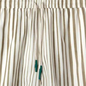 กางเกงว่ายน้ำสตริเปอร์สีเขียวมีสายรัดกระเป๋าหลังรูปตัววีแถบสีสดใสและความสบายน้ำหนักเบาสำหรับทุกกิจกรรม - Product Image 2