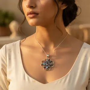 Colgante de Plata 925 Hecho a Mano con Oro Rosa, Amatista y Piedra Lunar, Diseño de Flor - Product Image 3