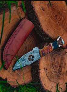 Couteau de chasse en acier Damas à lame fixe pour le camping et le bushcraft avec étui en cuir fin, couteaux en acier personnalisés - Product Image 6