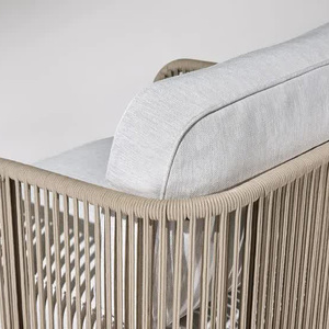 Fauteuil confortable avec un rembourrage profond et des pieds stables, conçu pour rehausser l'ambiance cosy des intérieurs. - Product Image 6