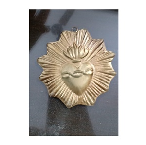 Ornement coeur sacré en métal pendentif strass or coeur Sunburst flamme catholique coeur tenture murale - Product Image 1