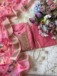 Conjunto de traje de mujer de seda de lujo con patrón único Ideal para bodas y celebraciones Disponible al mejor precio - Product Image 5