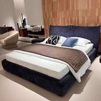 Lit plateforme moderne écologique en tissu bleu avec cadre en bois, tête de lit moelleuse et table de chevet
